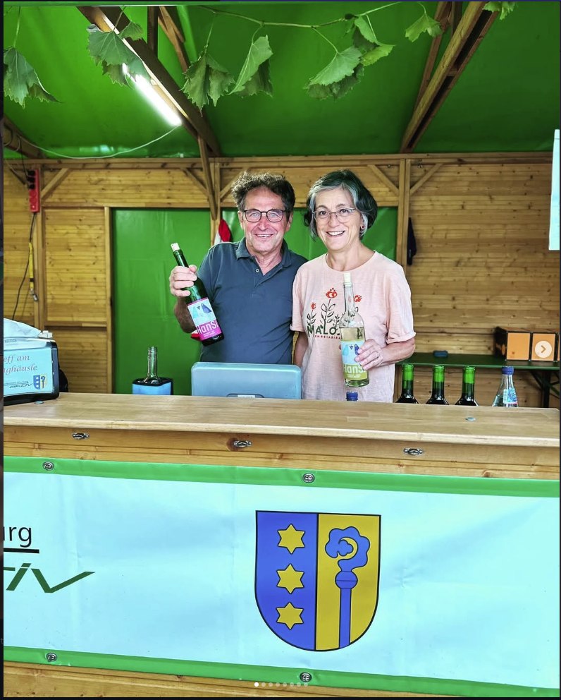 Zwei Personen am Verkaufsstand von hansi_landweine